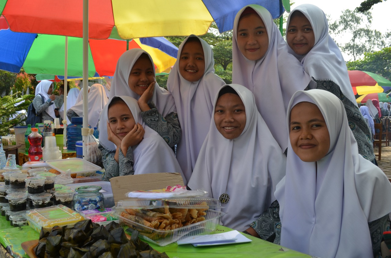 Siswa SMAN 1 Guguak Limapuluh Kota sedang menunggui stand mereka di Smansagu Expo 2019